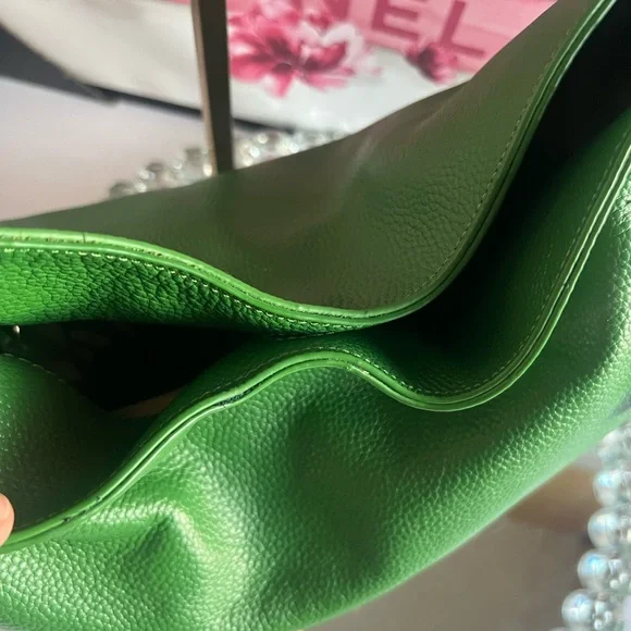 Tote Le Monde Florence Green Pebble
Leather Shoulder Bag ($595 Retail) - Picture 5 of 15